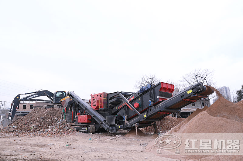 履帶式移動破碎機工作現(xiàn)場圖片