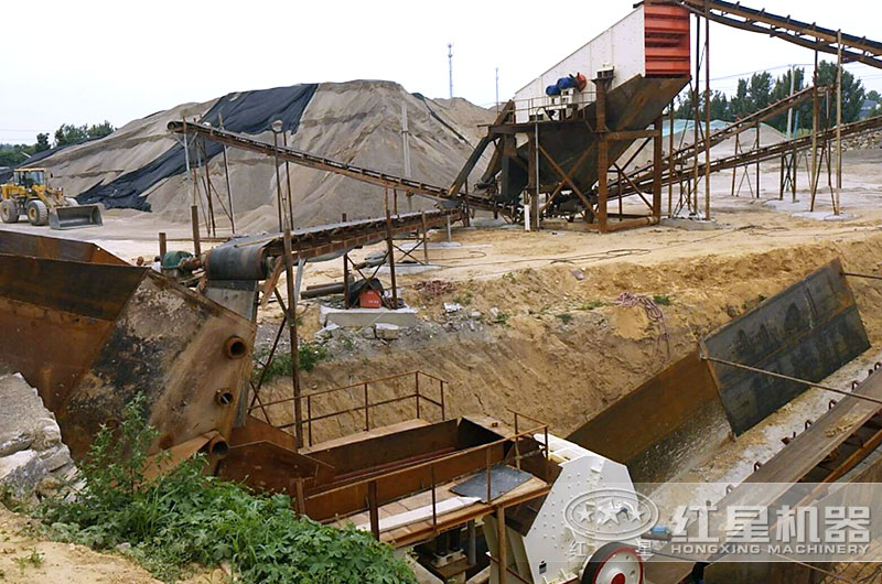 日產(chǎn)500噸錘式破碎機工作現(xiàn)場