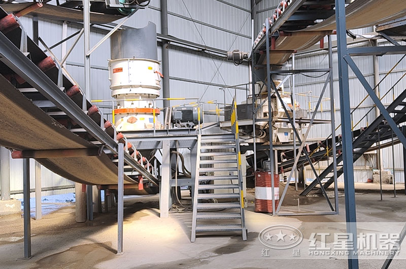 花崗巖碎石機(jī)工作現(xiàn)場實拍圖