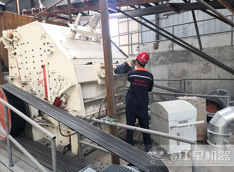 紅星機器售后人員現(xiàn)場檢查設備