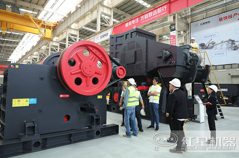 客戶來廠考察鄂破機(jī)設(shè)備