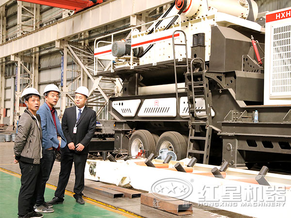 客戶(hù)來(lái)廠參觀移動(dòng)砸石機(jī)