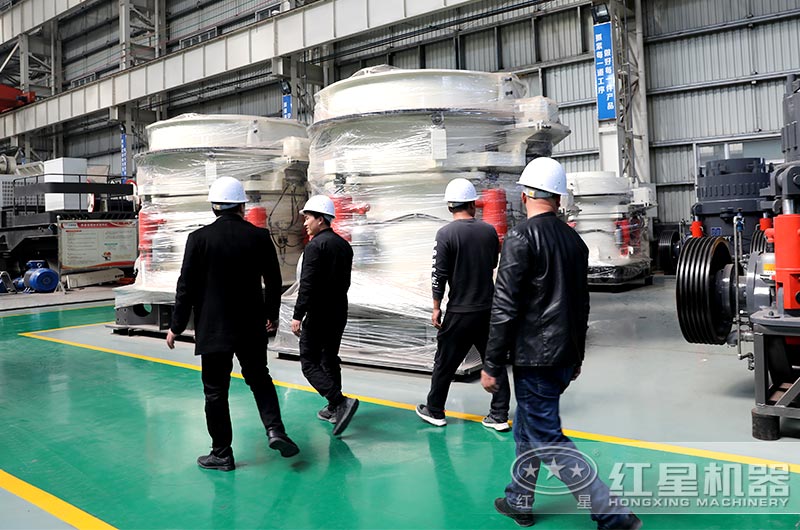 山東用戶來(lái)廠考察鵝卵石破碎石子設(shè)備