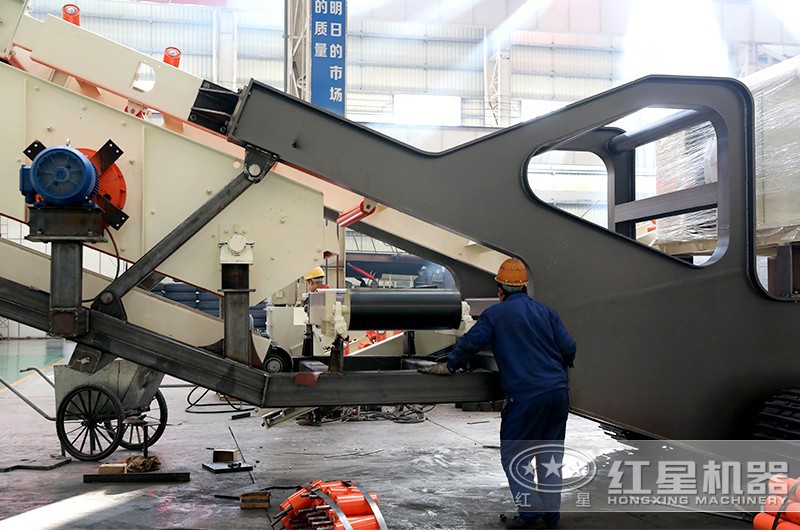 紅星技術(shù)工人在熟練的生產(chǎn)移動(dòng)磕石機(jī)
