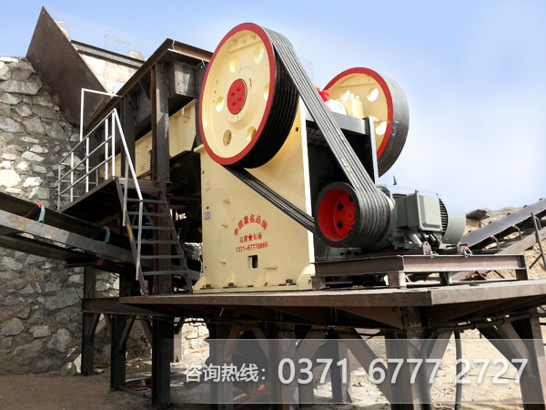 石膏顎式破碎機(jī)作業(yè)現(xiàn)場(chǎng)