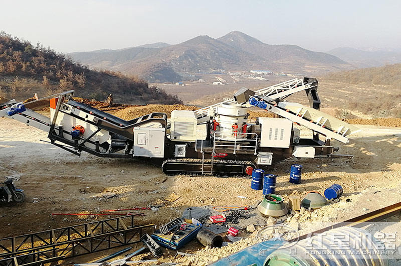 履帶移動式石子破碎機怎么樣？紅星帶您走進山東煙臺碎石現場親身體驗