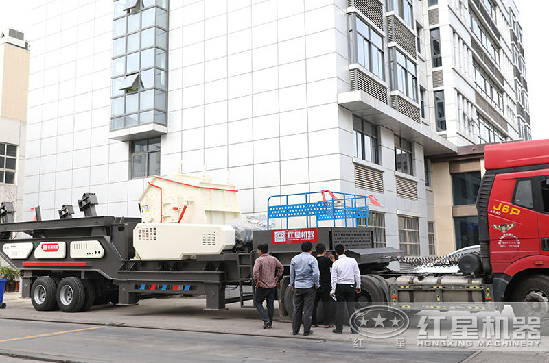 一小時(shí)生產(chǎn)50噸移動(dòng)破碎機(jī)配置及生產(chǎn)現(xiàn)場