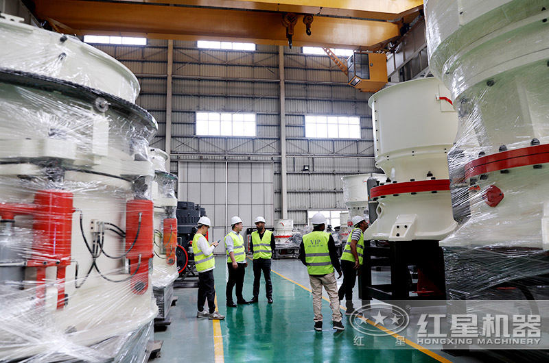 客戶(hù)參觀紅星二破沙子破碎機(jī)