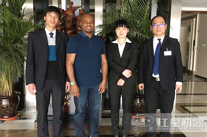 國(guó)外用戶(hù)來(lái)廠(chǎng)考察破碎混凝的移動(dòng)設(shè)備合影留念