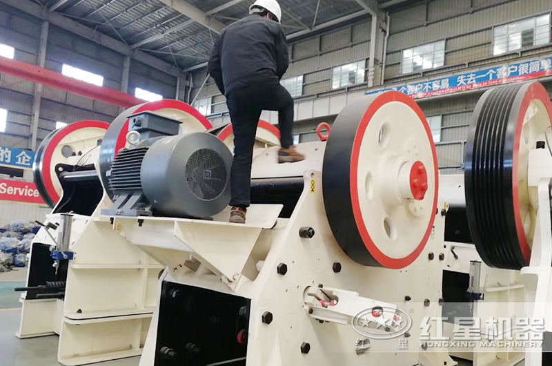 山西用戶來(lái)廠考察顎式石子破碎機(jī)設(shè)備