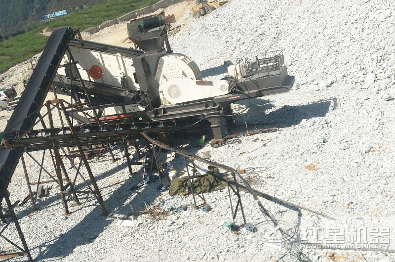 一次成型的移動錘式破碎機生產石灰石石子現(xiàn)場