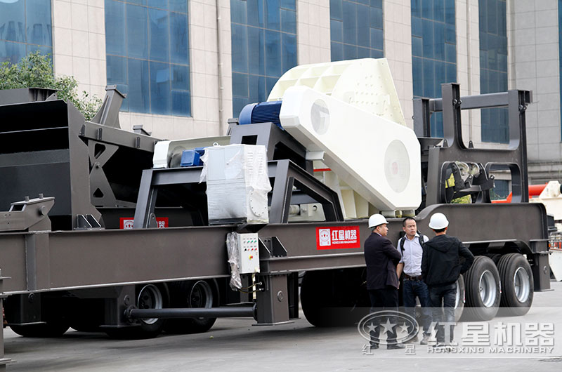 山東濟(jì)南用戶(hù)來(lái)廠考察選購(gòu)大型移動(dòng)粉碎機(jī)