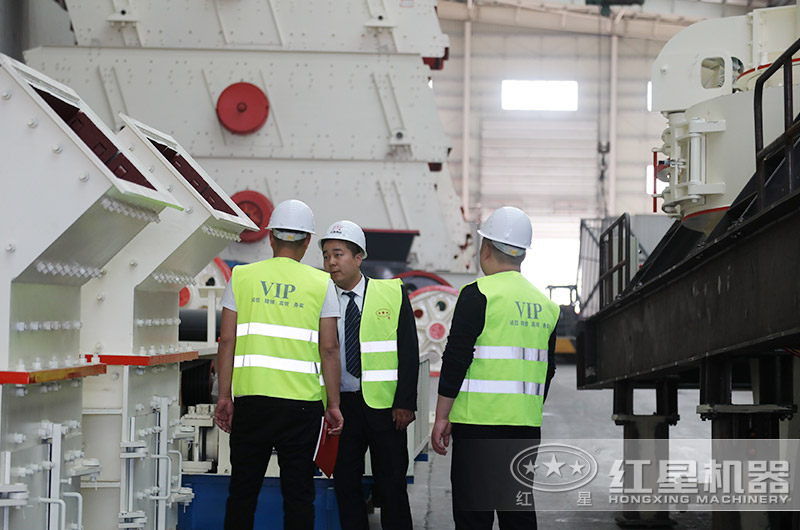 客戶來廠考察細(xì)碎制砂機(jī)