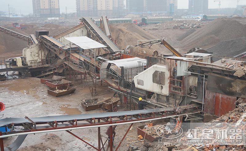 移動(dòng)式建筑垃圾再生原料機(jī)器生產(chǎn)現(xiàn)場