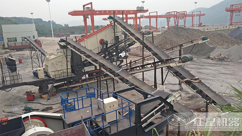 輪胎移動反擊制砂機加工現(xiàn)場